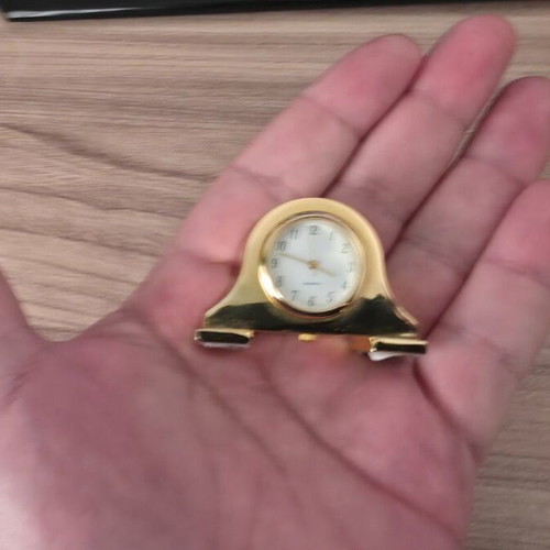 Decorative analog table clock used