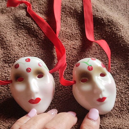 Small decorative masks like new, set of two