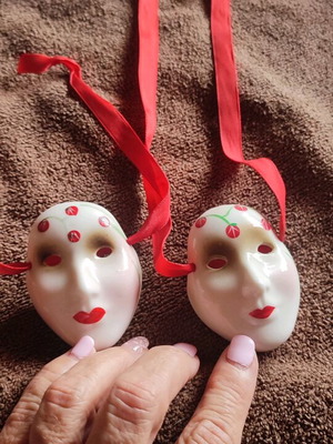 Small decorative masks like new, set of two