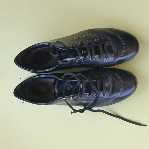 Bally casual shoes size 7 used with defect