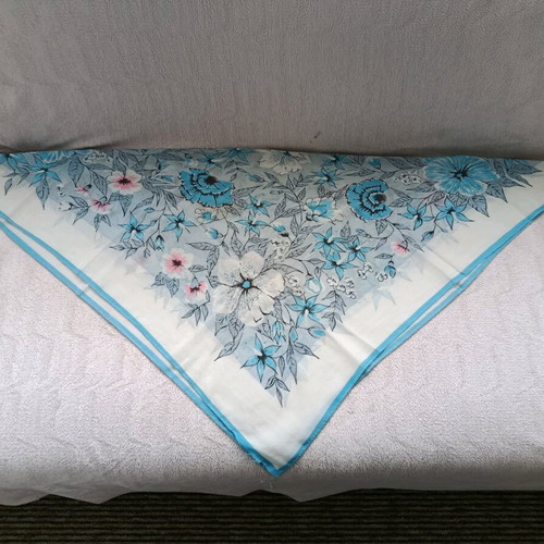 Headscarf like new, size 78x78 cm