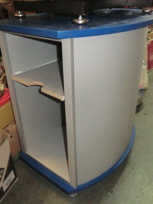 Γραφειάκι ηλεκτρονικού υπολογιστή σαν καινούργιο με υποδοχές καλωδίων και ράφι