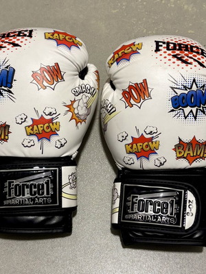 Force 1 Comic Design Kids Boxing Gloves 8 oz like new