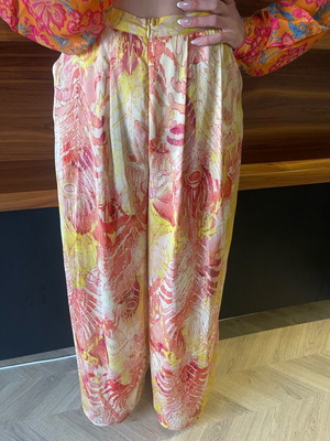 Satin pants Iraida like new, size medium