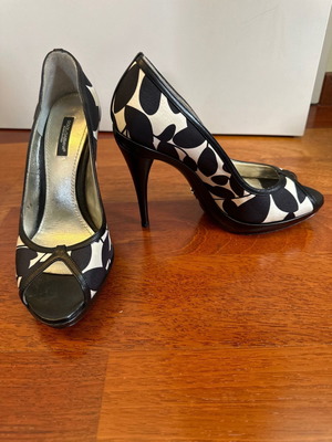 Dolce & Gabbana 38 peep toe pumps used, black and white