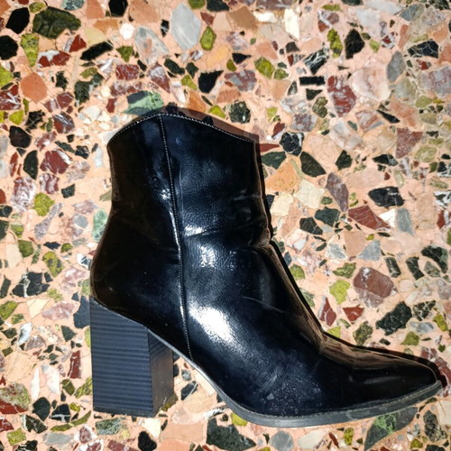 Patent leather ankle boots like new, size 41, black