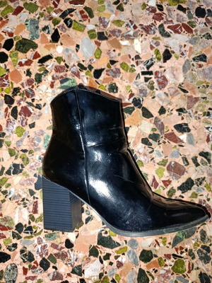 Patent leather ankle boots like new, size 41, black