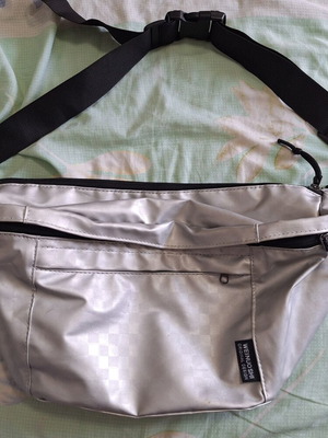 Shein waist bag used, large capacity with 2 compartments and keychain