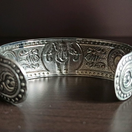 Ethnic unisex bracelet silver color new from Thailand