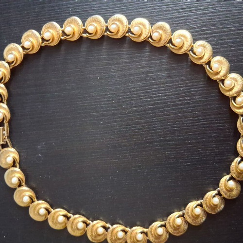 Vintage gold-tone necklace with pearls