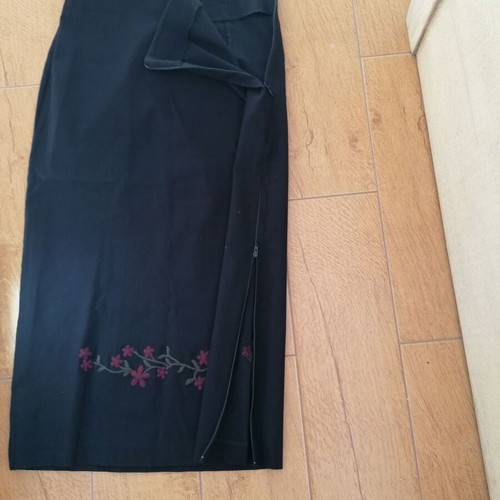 Italian skirt L new, elastic with embroidered design