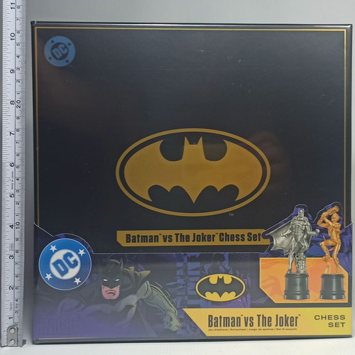 Batman vs The Joker Chess Set new, 32 pieces with foldable board