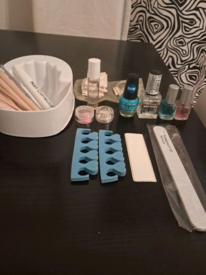 Manicure set like new with nail polishes and treatments