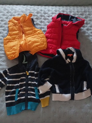 Πακέτο ανοιξιάτικων ρούχων 9-12 μηνών σαν καινούργιο, 2 ζακετάκια και 2 αμάνικα γιλέκα με κουκούλα