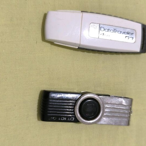 USB memory sticks like new, pack of 2, 4 GB each