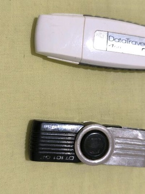 USB memory sticks like new, pack of 2, 4 GB each