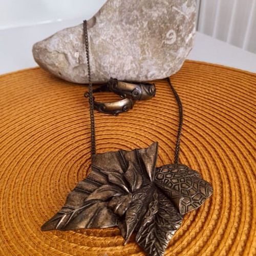 Set of earrings and necklace like new, bronze color