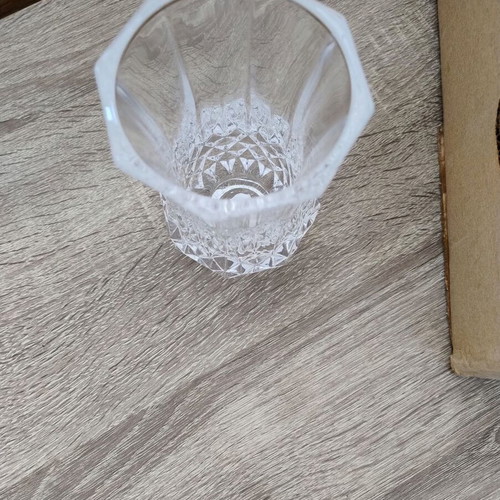Small flower vase like new, height 12.5 cm, diameter 8 cm