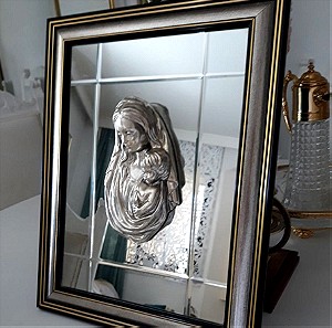 Πίνακας.  Μια ξεχοριστη μορφηΤης Παναγιας σε καθρεπτι.