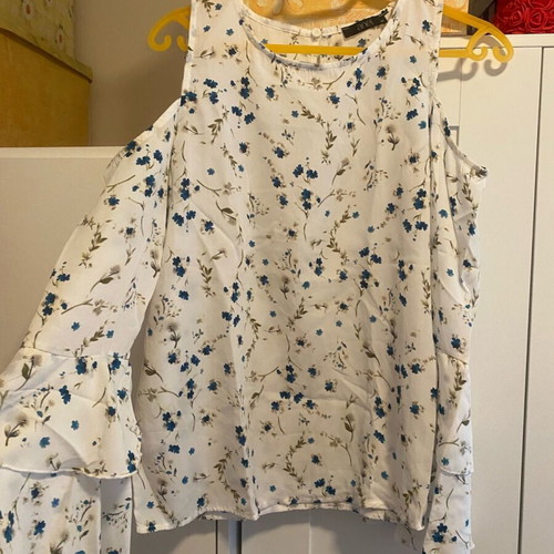 Anel blouse like new, medium size, white with shoulder cutouts