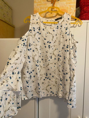 Anel blouse like new, medium size, white with shoulder cutouts