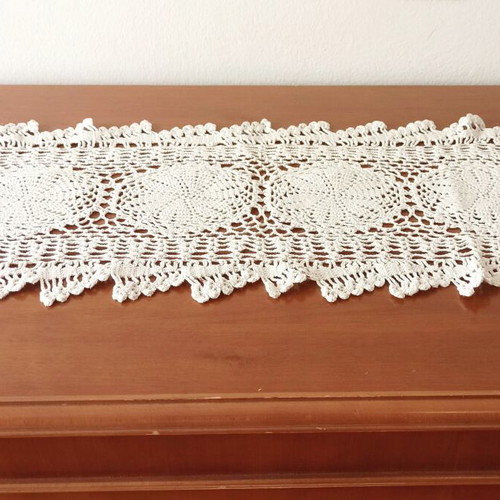 Vintage handmade crochet table runner like new, 70cm x 28cm