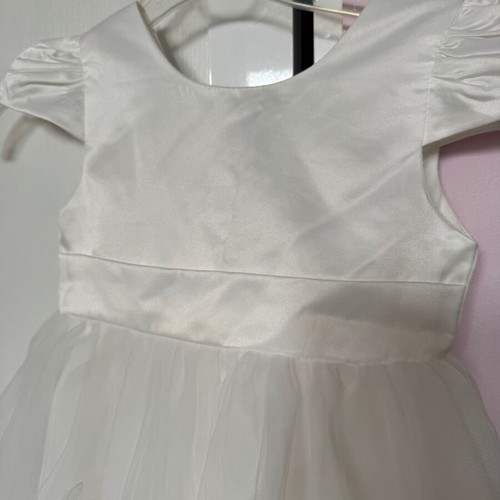 Flower girl dress with tail and bow, like new, age 2-3