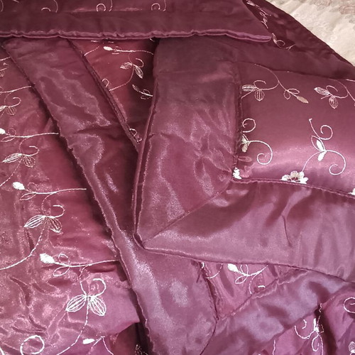 Quilt set like new with pillowcases