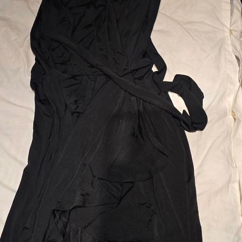 Mini dress size large black like new with v-neck and elastic fabric