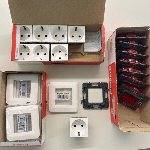Legrand Mosaic Schuko Single Socket Installation Set 8 Pieces new