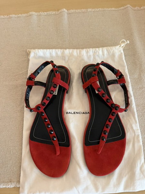 Balenciaga red flat sandals no 40 like new with black spikes