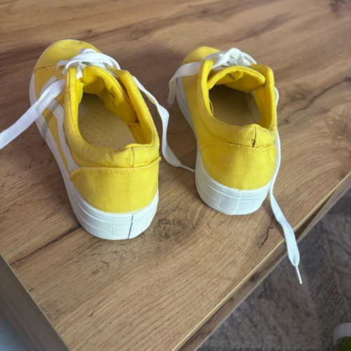Girls' yellow athletic shoe size 37 like new