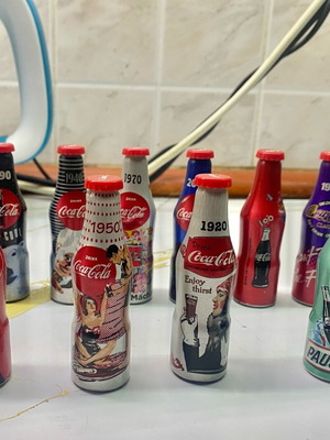 Σετ Μπουκάλια Coca-Cola Σαν Καινούργια Με Διαφημιστικές Εικόνες Από 1920-2010