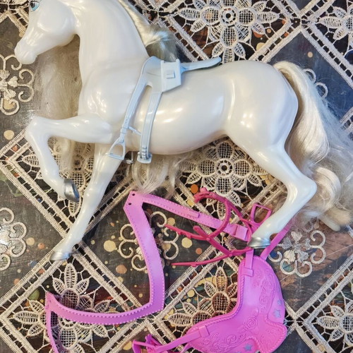 Vintage Barbie Mattel set: Princess doll & carriage horse (80s/00s)