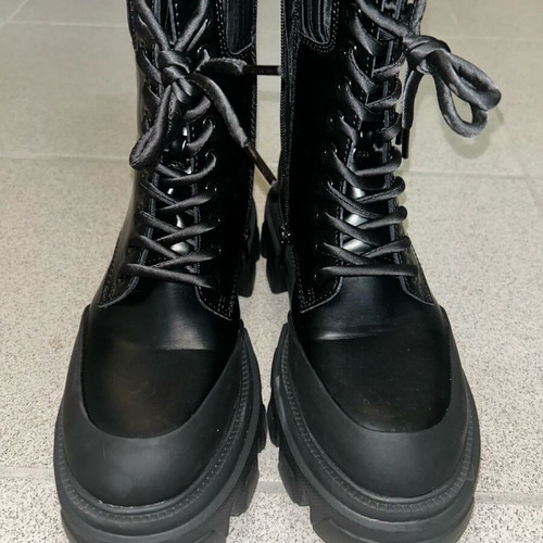 Catwalk black boots new, size 38 with satin details