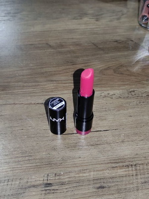NYX Extra Creamy Lipstick used No LSS515A