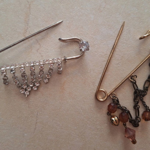 Set of two large safety pins
