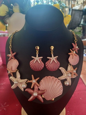 Necklace and earrings set with shells and starfish, like new, pink and white