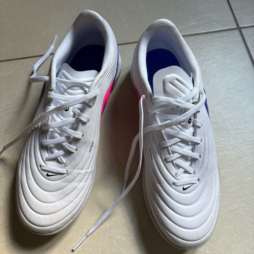 Nike football shoes new, size 41, white with studs