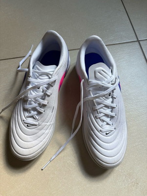 Nike football shoes new, size 41, white with studs