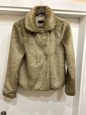 Γυναικείο μπουφάν από οικολογική γούνα Benetton σαν καινούργιο, μέγεθος S και M