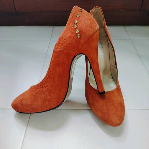 Vera Pelle suede pumps tan with studs size 38 like new
