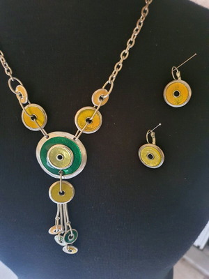 Necklace and earrings set like new, elegant and modern
