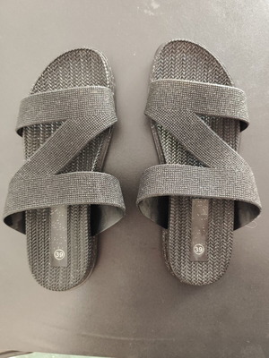 Black glitter sandals size 39 like new, rubber flexible