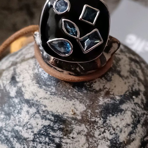 Loisir silver ring in excellent condition with black enamel and blue zircon