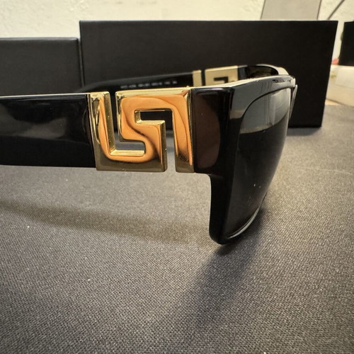 Versace sunglasses like new, black frame