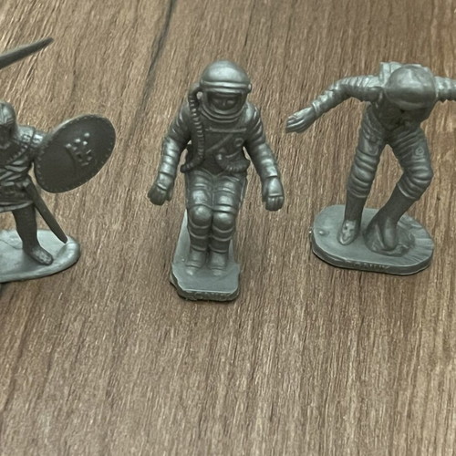 Solpa ninja toy soldiers used, pack of 18 with 3 plastic figures and base