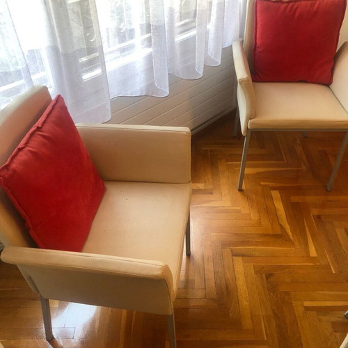 Dining table set like new with aluminum frame, glass top, 6 chairs and 2 armchairs with white leather