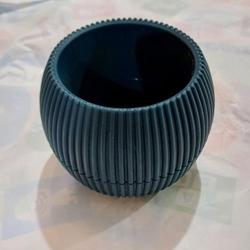Plastic flowerpot used, diameter 14.6 cm, height 11.5 cm