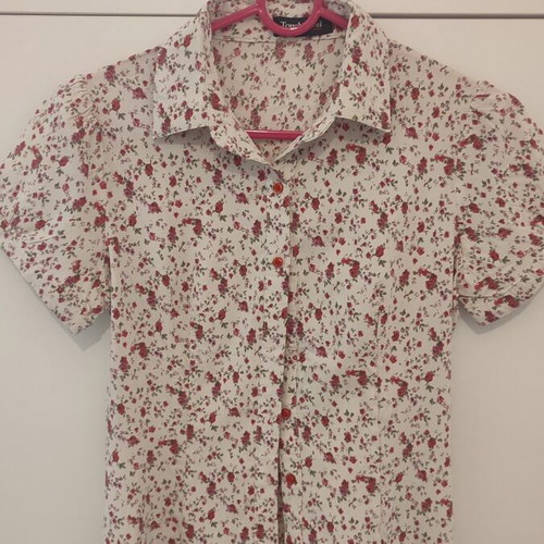Small elastic fitted short-sleeve shirt with red rose design, like new